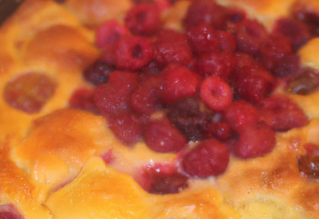 Clafoutis sucrés aux framboises et aux pêches