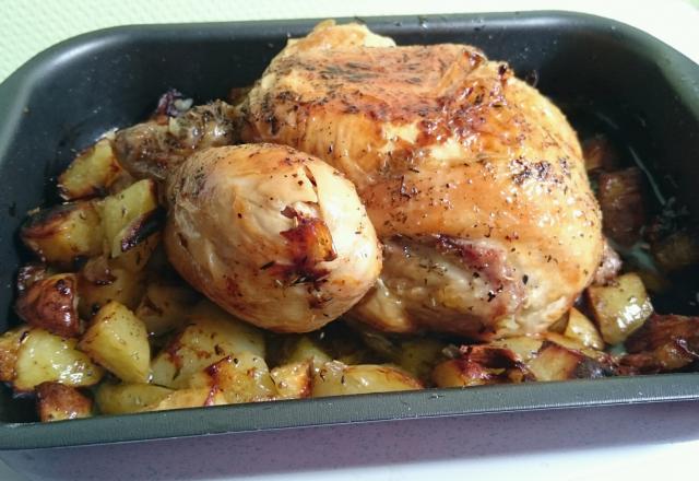 Poulet au four aux herbes sur lit de pommes de terre