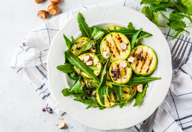 Salade de courgettes grillées, roquette et noisettes