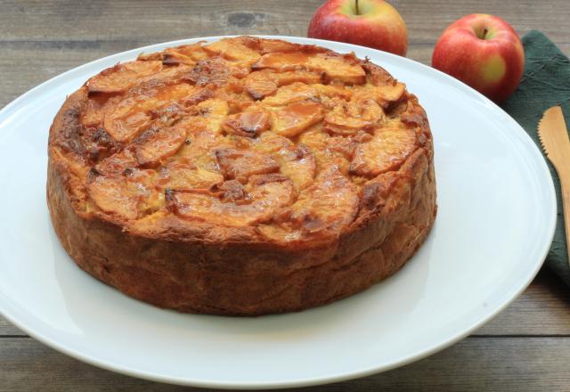 Ce gâteau aux pommes et caramel au beurre salé dépasse de loin celui de mamie