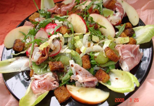 Salade colorée au pain d'épice croustillant