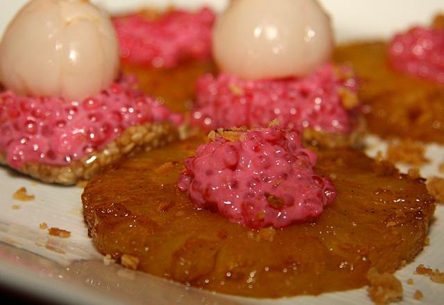 Ananas flambé, nougatine de sésame, caviar rose et litchi