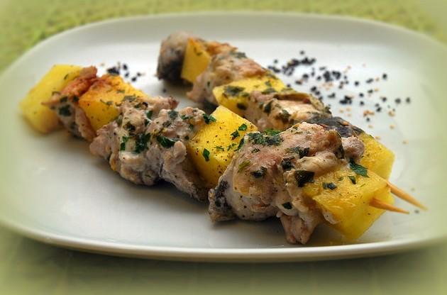 Brochettes de Barracuda à l'ananas, graines de sésame et sel noir volcanique