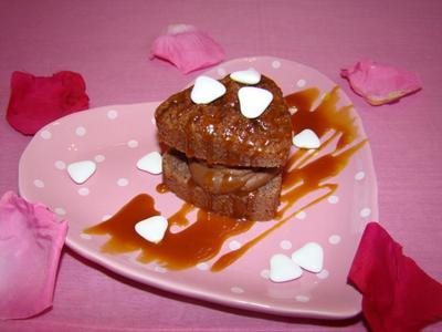 Petit cœur aux noisettes, ganache poivrée au gianduja, et caramel de passion