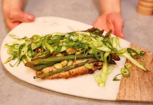 Tarte fine aux asperges, noisettes et oignons nouveaux