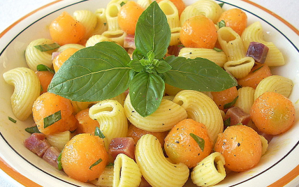 Pâtes fraîcheur au melon, jambon de Parme et basilic