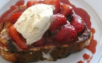 Gâche vendéenne cloutée au chocolat et fraises caramélisées