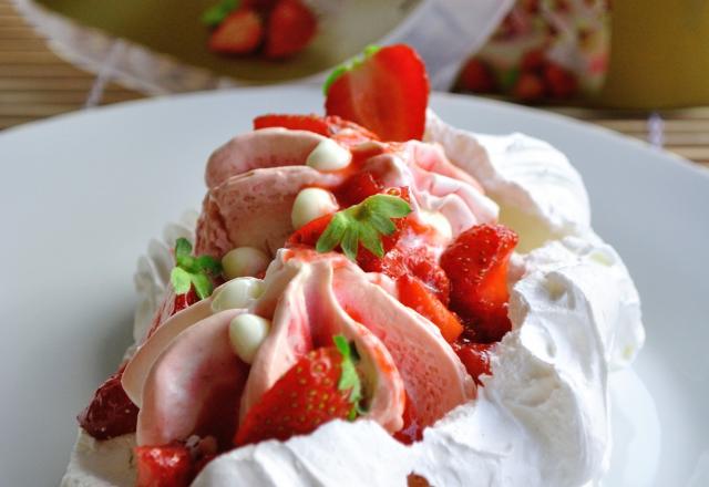 Vacherin express à la glace Carte d'Or® façon glacier fraise et morceaux de meringue