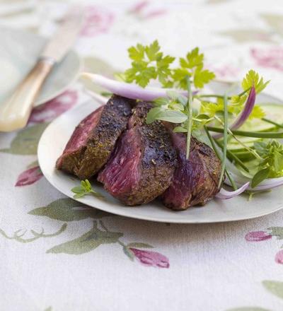 Onglet grillé, sauce barbecue et salade d'herbes