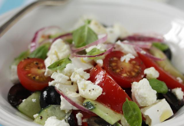 Salade grecque à la bûchette de chèvre affinée