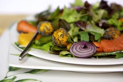 Salade contrastes en Harmonie aux agrumes, billes de fromage épicées et noix de St Jacques