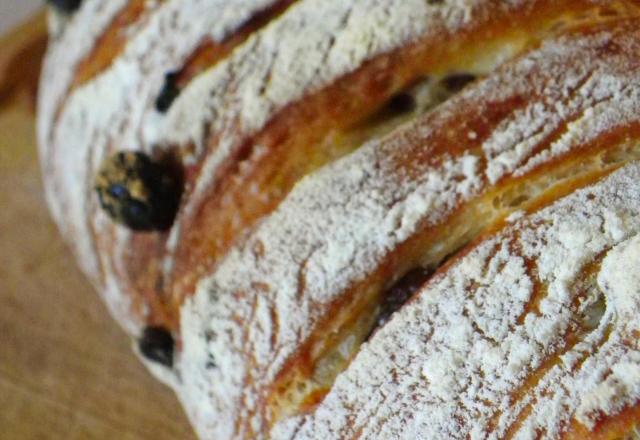 Pain de campagne pétri à la main aux noisettes et raisins