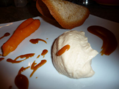 Carottes glacées à l'Orange, Quenelle de Mousse à la Pomme et Caramel Beurre Salé, Tuile à la Cannelle