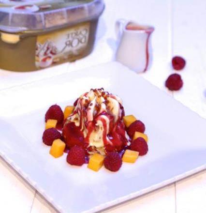 Brioche perdue, crème glacée Carte d'Or® façon glacier vanille et noix de pécan, coulis de fruits rouges, framboises et mangue