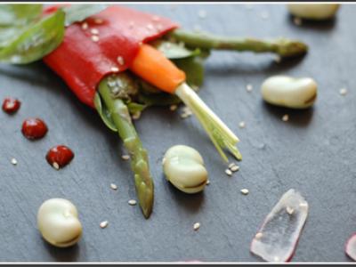 Piquillos de feuilles des champs et légumes printaniers, compote de piment d'espelette