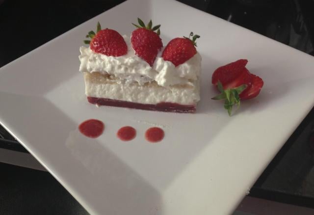 Entremet à la framboise et fromage blanc sur une dacquoise à l'amande