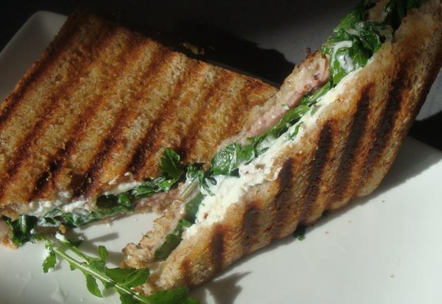 Un croque en rose, vert et blanc (chèvre épinards)