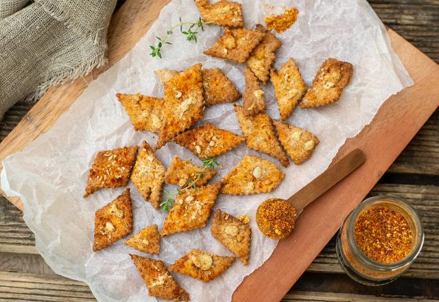 Ce chef vous montre comment transformer votre pain rassis en biscuits apéritif en 15 minutes top chrono !