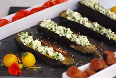 Aubergines grillées à la féta et aux herbes