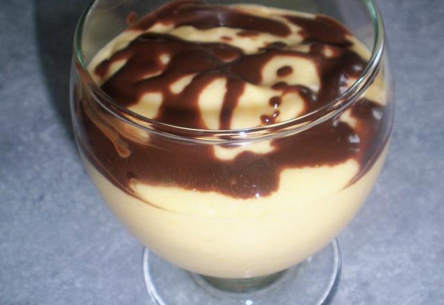 Mousse de mangue et zigzag de chocolat