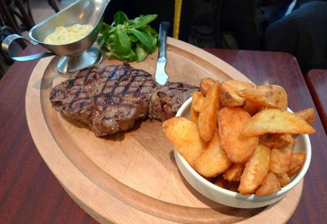 Côte de bœuf grillée à la sauce béarnaise et ses délicates pommes pont neuf fries