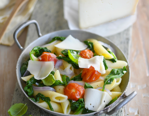 One pot pasta aux tomates cerise, épinards et tomme de chèvre