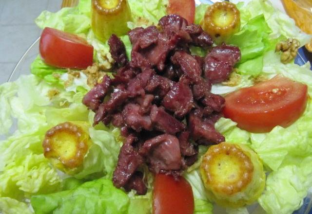 Salade de gésiers et faux cannelés lardons oignons