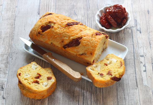 Cake mimolette, fromage de chèvre et tomates séchées