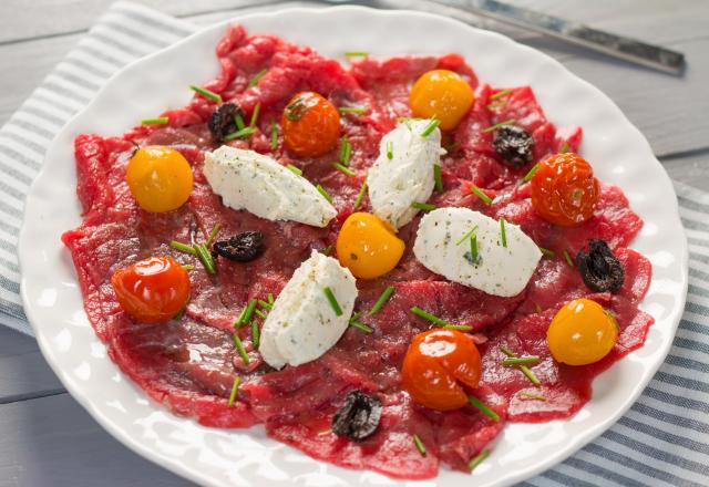 Carpaccio de bœuf, tomates confites, olives noires au Tartare ail et fines herbes