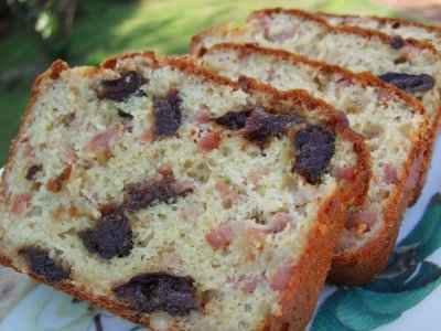 Cake sucré-salé aux pruneaux et lardons