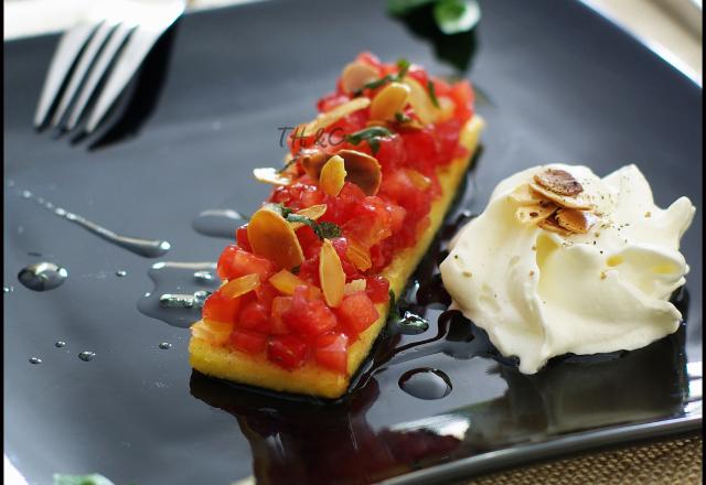 Tartare de tomate et de fraises, sauce vierge, galette de polenta et espuma au chèvre