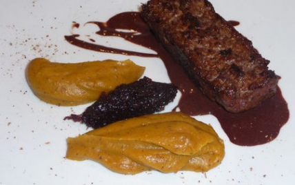 Pavé de canard et son chutney cerises, mousseline de butternut au pain d'épices, sauce cacao