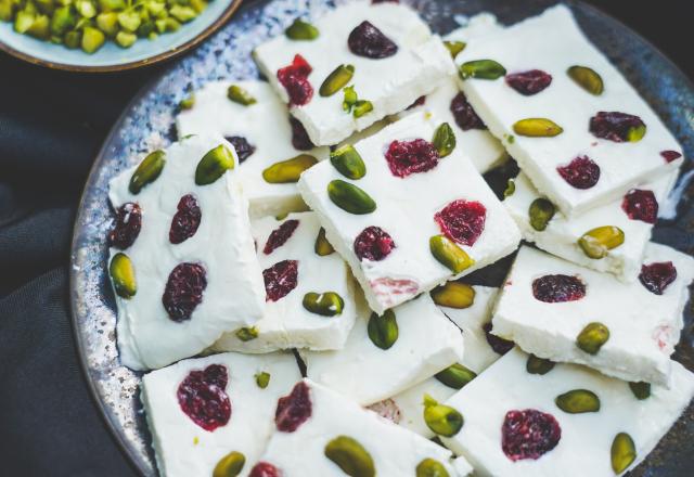 Barres glacées au yaourt, cranberries et pistaches (frozen yogourt bark)