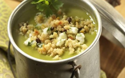 Soupe de petits pois, fromage de chèvre et méli-mélo gourmand