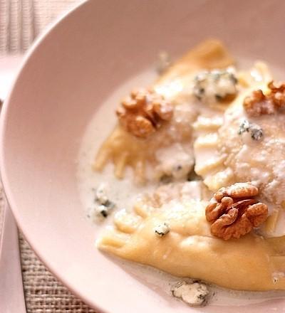 Ravioles fromagères au poulet et aux noix, sauce au Roquefort