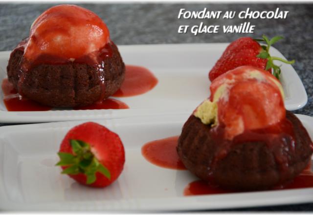 Fondant au chocolat, coulis de fraises et glace vanille