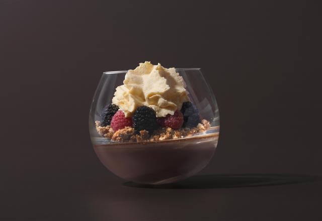 Crème de chocolat noir, fruits rouges  et mousse légère