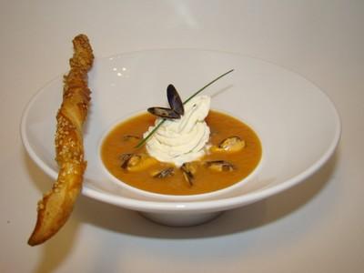 Velouté de potimarron aux moules marinières, chantilly de mascarpone ciboulette, sacristain sésame et curcuma