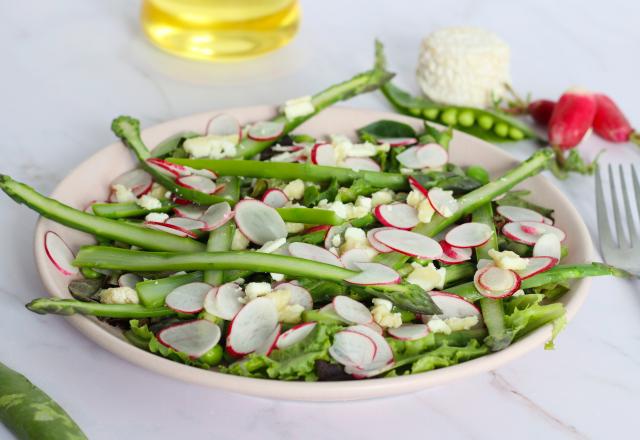 Salade printanière asperges, radis, petits pois et fromage de chèvre