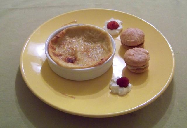 Petit flan à la vanille et ses macarons vanille-framboise