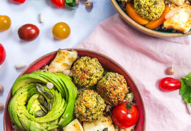 Salade de quinoa, haricots blancs et falafels de pois chiches