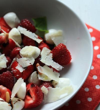 Salade sucrée-salée de fraises, framboises, mozzarella et parmesan