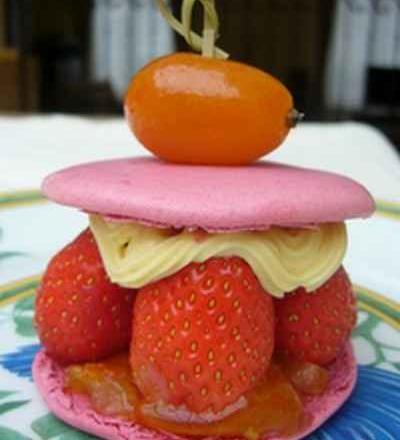 Macaron aux fraises et aux Kumquats confits et sa crème parfumée aux épices