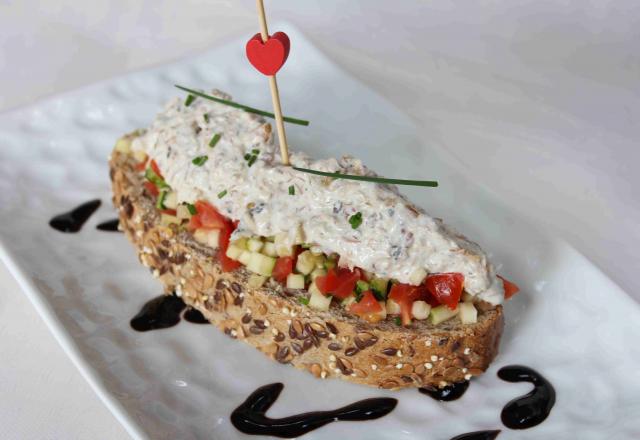 Tartine de rillettes de maquereaux à la crème de Saint Agur et aux noix, sur une brunoise de petits légumes