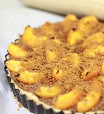 Tarte aux abricots sur crème de spéculoos maison au rhum brun