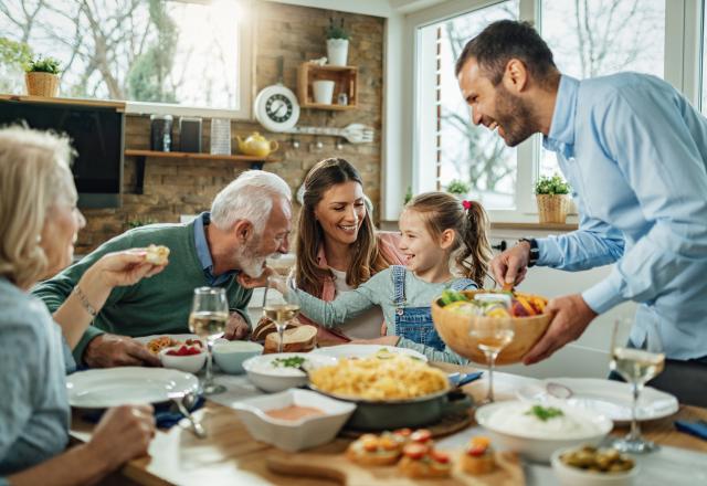 “La science et les nutritionnistes se sont longtemps déchirés sur la question” : Mac Lesggy explique pourquoi il est préférable de dîner tôt