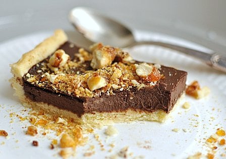 Tarte au chocolat, éclats de caramel aux amandes