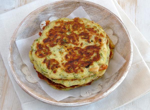 Crêpes de courgettes au fromage de chèvre & pignons