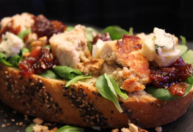 Tartine de boudin blanc au roquefort, noix et chutney poire