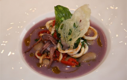 Le bouillon glacé de haricots Borlotti et vitelotte, chipirons sautés comme au pays Basque